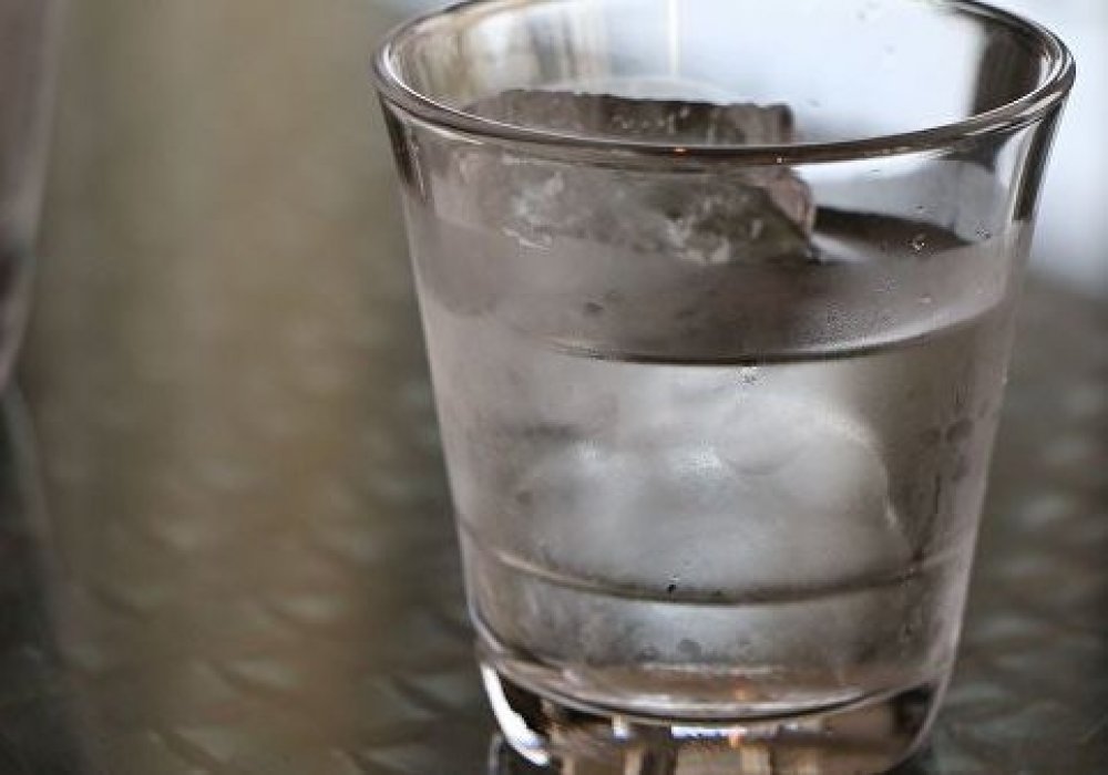 Российский чиновник после жалоб жителей выпил воду с червем
