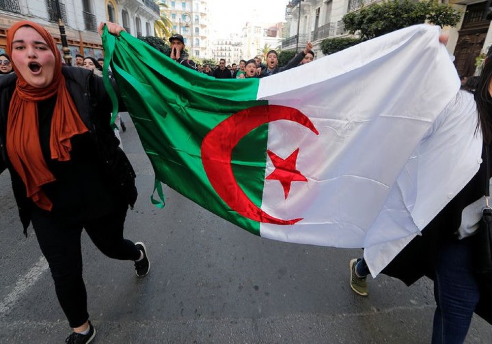 Из-за отсутствия кандидатов в Алжире отложили выборы президента