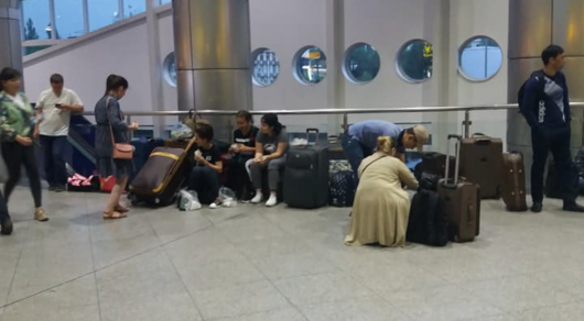 "Всё из-за бомжей": В аэропорту Алматы убрали сидения, люди сидят на чемоданах
