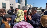 Бахыт Султанов обратился к многодетным матерям возле Үкімет үйі
