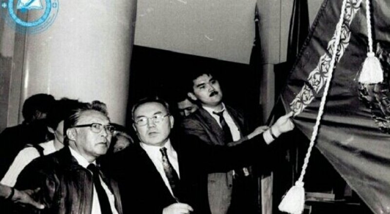 Ш. Ниязбеков и Н. Назарбаев в первые минуты утверждения государственного флага. ©ЦГА РК 
