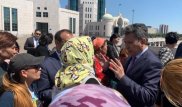 Раздача квартир немыслима - Абаев о пикете многодетных матерей