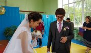 "Проголосую, и на макияж". Молодожены пришли на выборы в ВКО