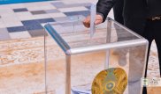 Пьяный мужчина пнул по урне для бюллетеней в Аральске