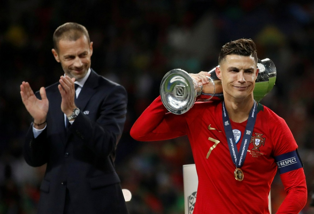 Роналду с трофеем Лиги наций. © Reuters