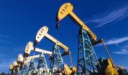 Мировые цены на нефть падают из-за роста запасов в США