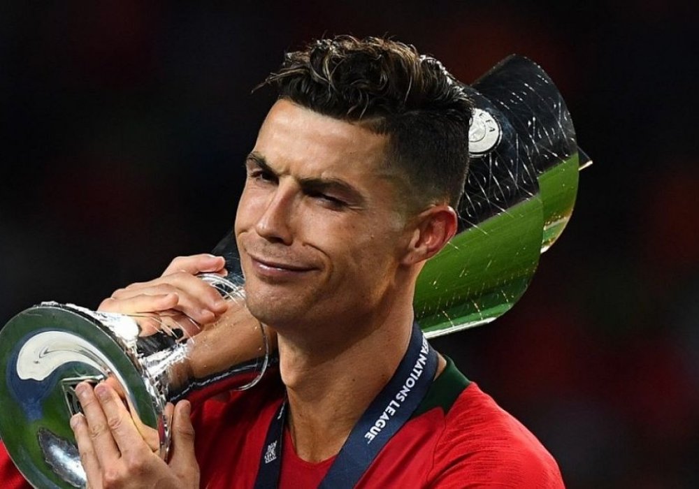Роналду с трофеем Лиги наций. © Reuters