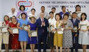 В Актобе медработникам подарили квартиры и машины