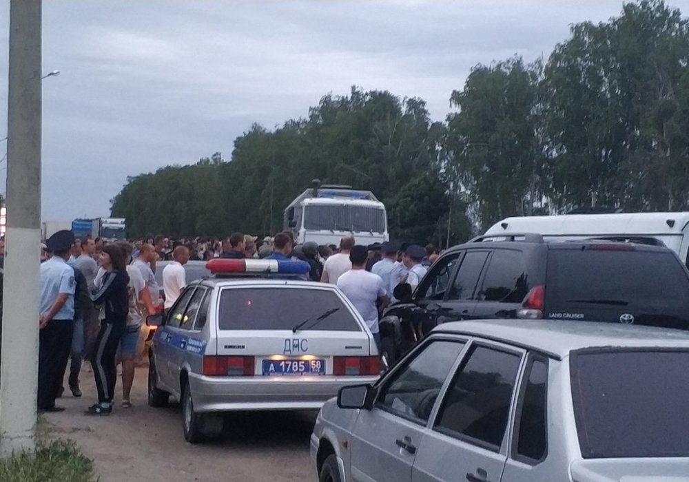 Жители российского села перекрыли федеральную трассу из-за конфликта с цыганами