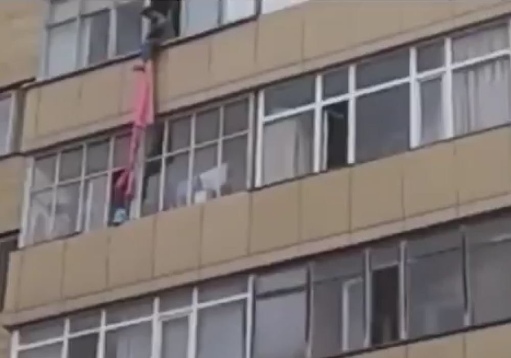Спуск девочки с балкона к подруге напугал жителей столицы