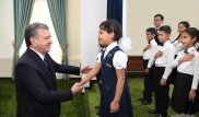 Шавкат Мирзиеев подарил третьекласснице автомобиль Chevrolet