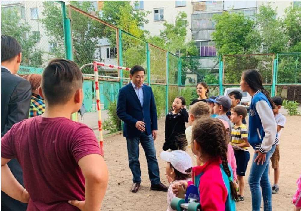 Алтай Кульгинов встретился с детьми во дворах Нур-Султана