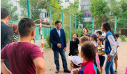 Алтай Кульгинов встретился с детьми во дворах Нур-Султана