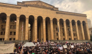 Спецназ открыл стрельбу резиновыми пулями по протестующим у парламента в Тбилиси
