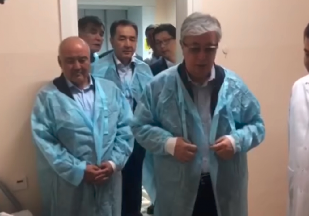 Президент Казахстана приехал в больницу к пострадавшим от взрывов в Арыси