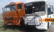 КамАЗ и пассажирский автобус столкнулись в Актобе