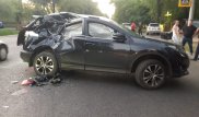 Мотоциклист перелетел через крышу авто после столкновения в Алматы