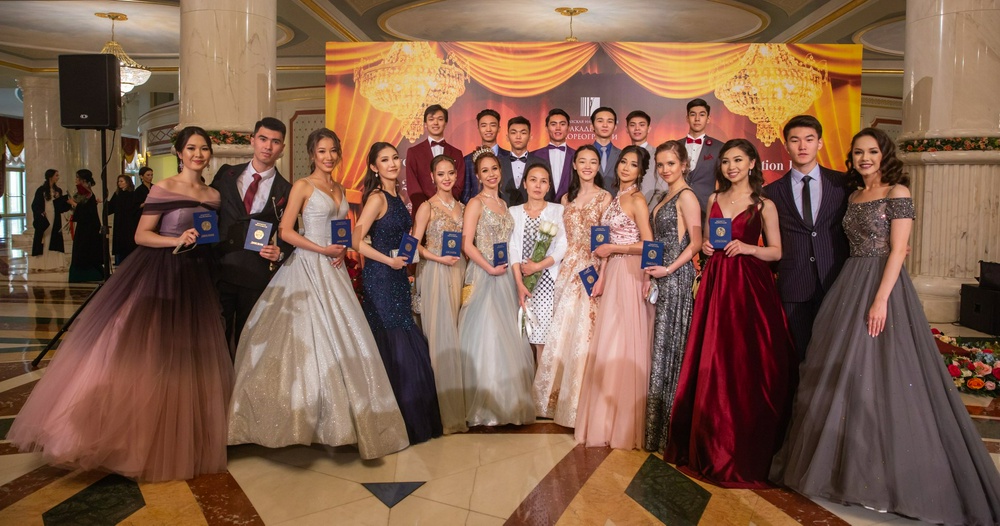 Самый необычный бал. Как выпускникам Казахской национальной академии хореографии вручали дипломы