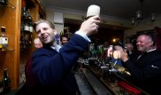 Работница бара плюнула в сына Трампа