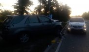 Lexus с уснувшим водителем врезался в щит на трассе Алматы - Талгар