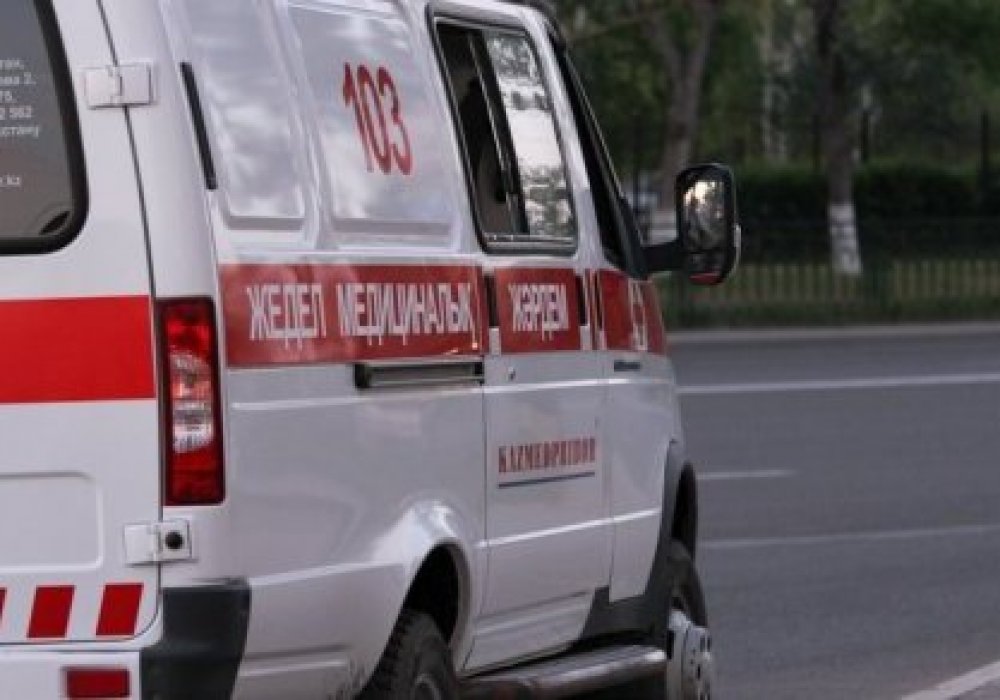 Женщина с ребенком попала под автобус без водителя в Алматы