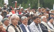 На митинг в Бишкеке приехал экс-президент Атамбаев