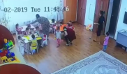 Била по голове. Воспитателя уволили после видео из детского сада Талдыкоргана