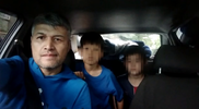 Отец с детьми пятый день живет в машине в Алматы