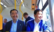 Улыбающихся Байбека и Сагинтаева сфотографировали в электроавтобусе