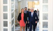 Федерике Могерини подарили казахский чапан