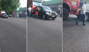 Грузовик протащил джип по улице в Алматы. В Сети появилось видео