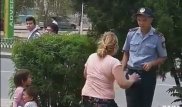 Пьяная мать сражалась с полицейским за детей в Актау