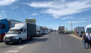Километровые пробки образовались на границе Казахстана с Россией