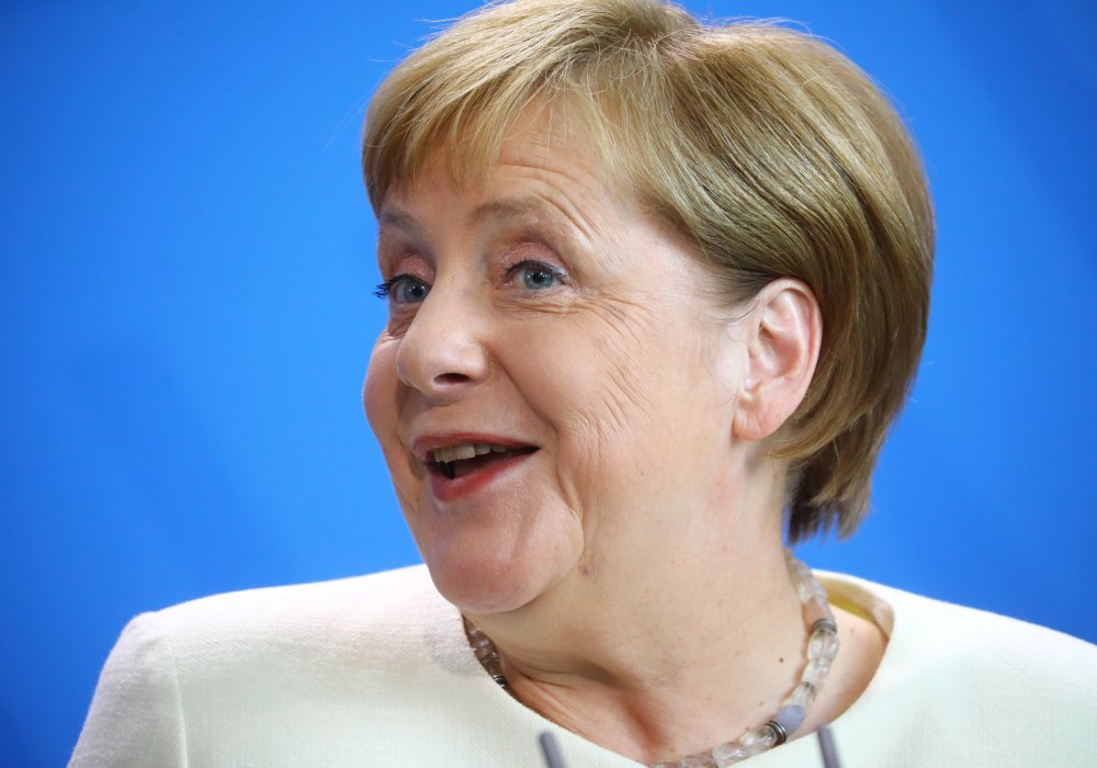 Эксперт рассказала, что шептала Меркель во время приступа