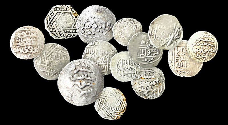 Серебряные монеты, найденные в мавзолее Мяне баба. © TDH
