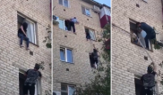 Девушке помешали выпрыгнуть из окна с помощью палки и лопаты в Атырау