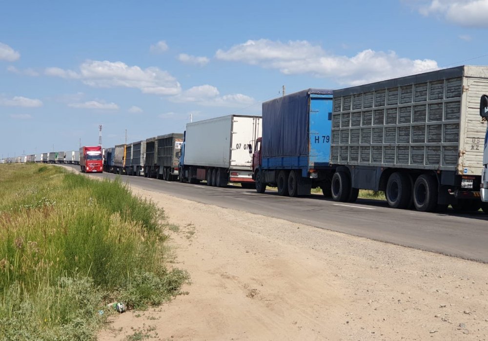 Сотни фур со скоропортящимся грузом застряли на казахстанско-российской границе