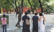 Алматинцы несут цветы к памятнику Денису Тену