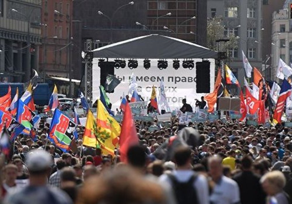 Тысячи людей вышли на митинг в Москве