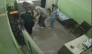 Врач вернул ребенка к жизни на глазах у родителей. Инцидент попал на видео
