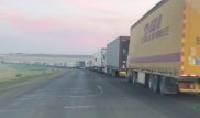 10-километровая очередь из фур скопилась на границе с Россией
