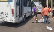 Девушка выпала из автобуса в Алматы: стали известны подробности