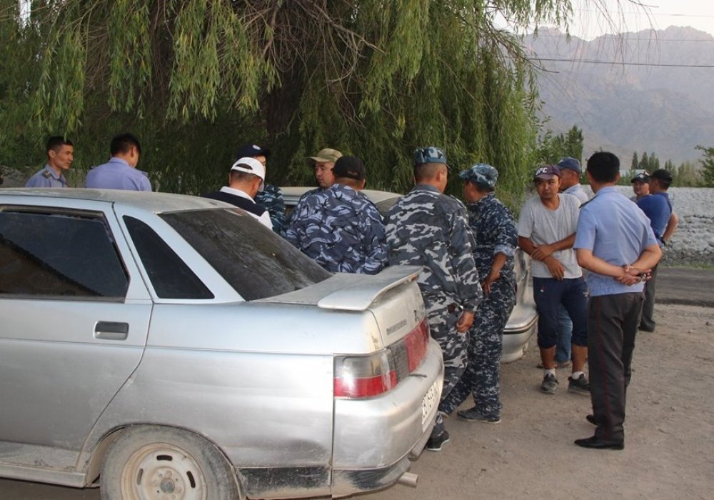 На границе с Таджикистаном кыргызских милиционеров закидали камнями