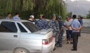 На границе с Таджикистаном кыргызских милиционеров закидали камнями