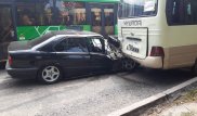 В автобус с детьми в Алматы на полном ходу врезался BMW