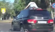 Парень прокатился на крыше авто в столице