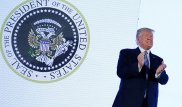 Трамп выступил перед студентами на фоне "герба России"
