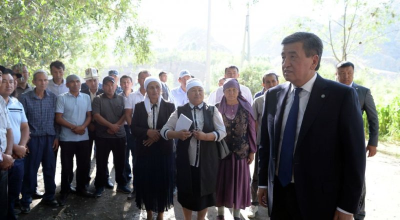 Встреча президента Кыргызстана с жителями приграничных сел. Фото пресс-службы президента КР