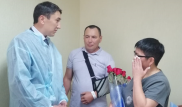 Раненого инспектора наградили в больничной палате
