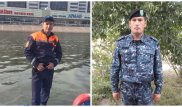 Полицейский бросился в воду, помогая спасателю вытаскивать тонувших в Нур-Султане